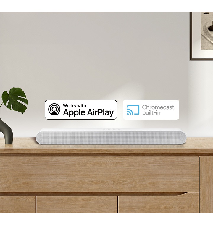 Samsung HW-S61D на полке с логотипами AirPlay и Chromecast &mdash; поддерживаемые беспроводные технологии