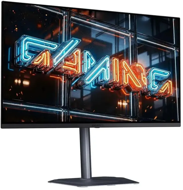 Gigabyte MO32U24 вид спереди, QD-OLED монитор 32 дюйма на подставке с неоновой сценой на экране