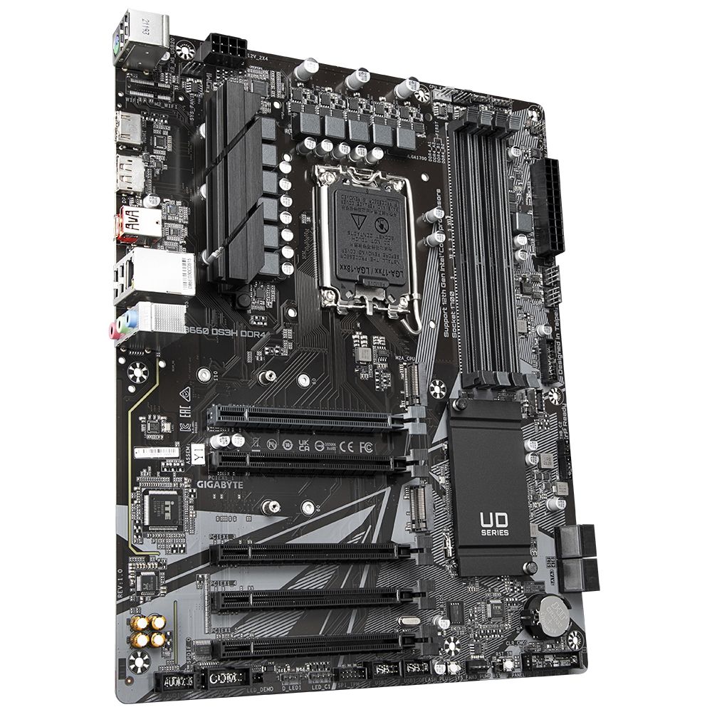 GIGABYTE B660 DS3H DDR4 вид сверху — сокет LGA 1700, слоты памяти DDR4 и зона VRM