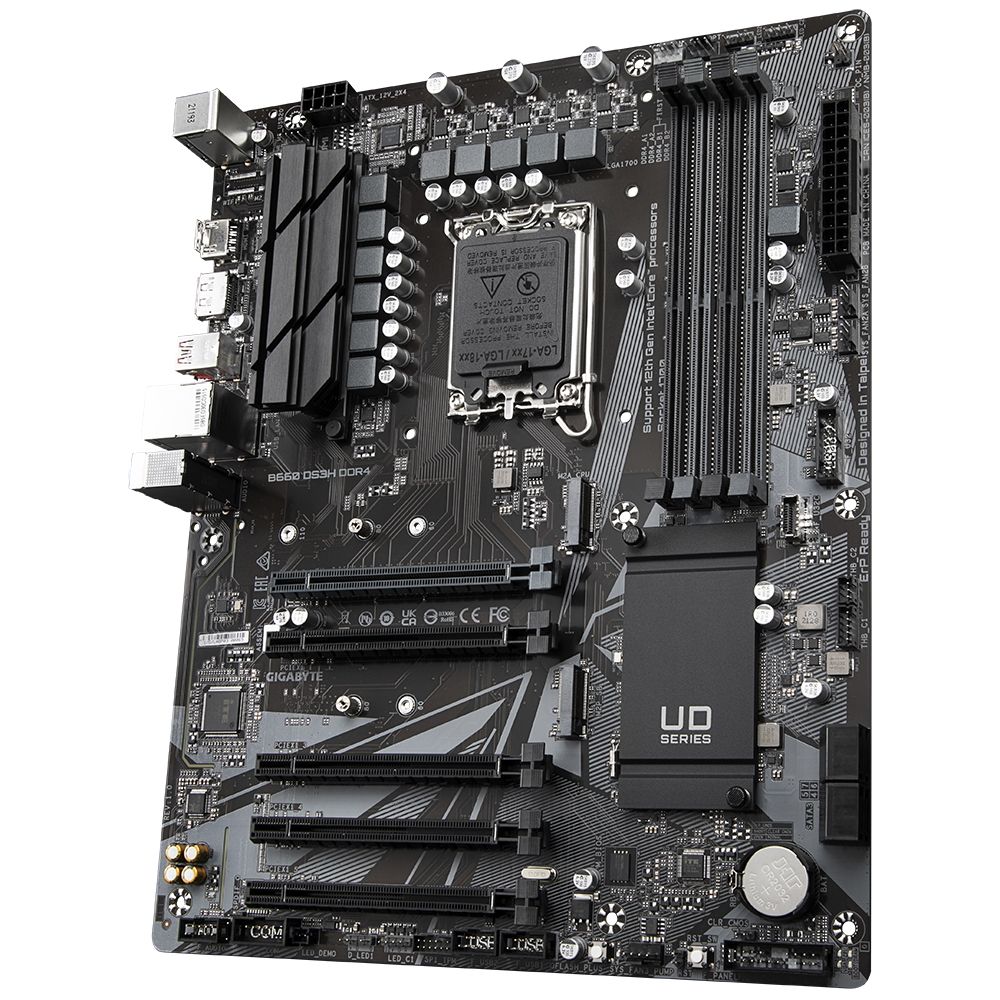 GIGABYTE B660 DS3H DDR4 вид снизу — слоты PCIe расширения, разъёмы SATA и компоновка платы UD Series
