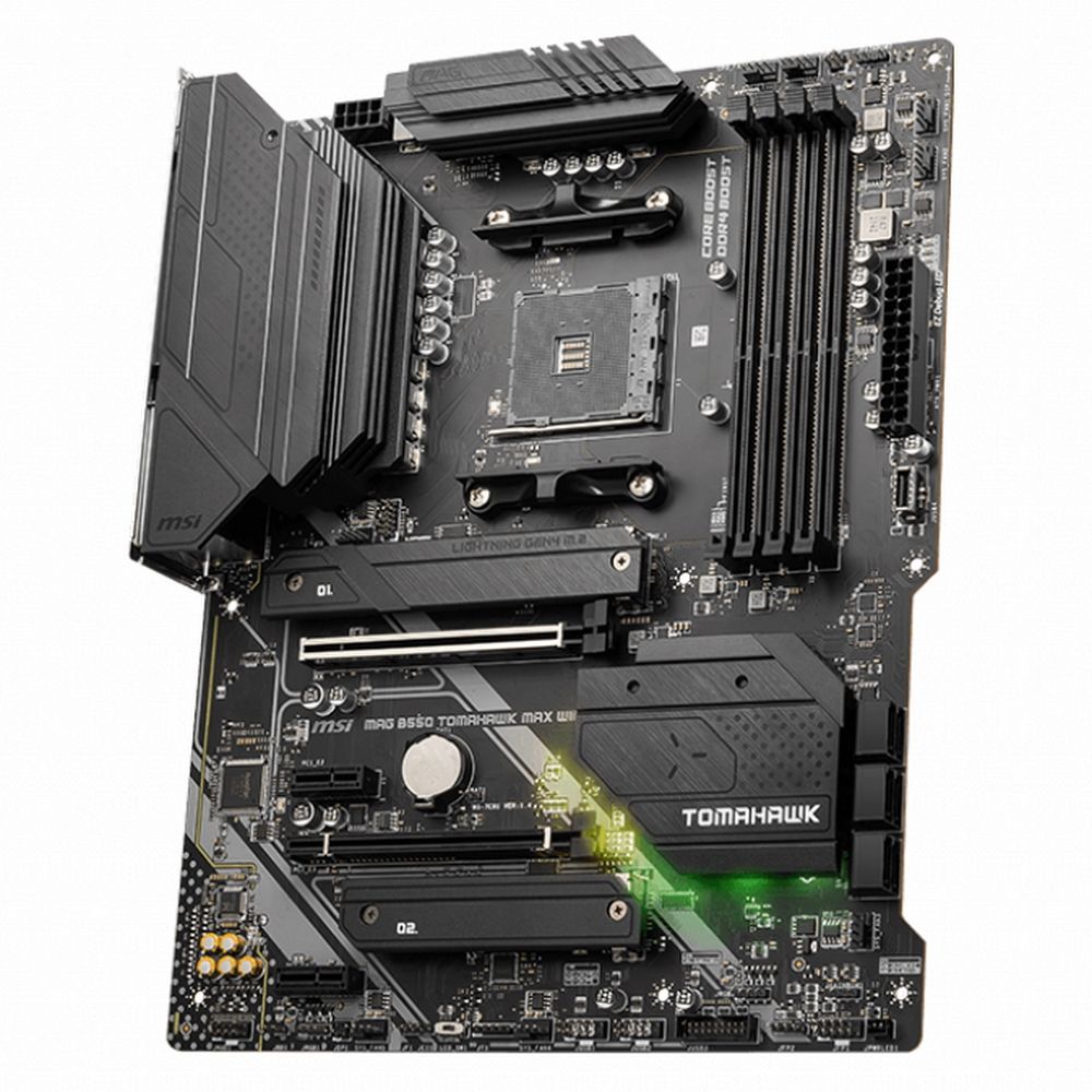 MSI MAG B550 Tomahawk Max Wifi с установленным процессором и кулером &mdash; вид сверху, слоты DDR4 и разъёмы питания
