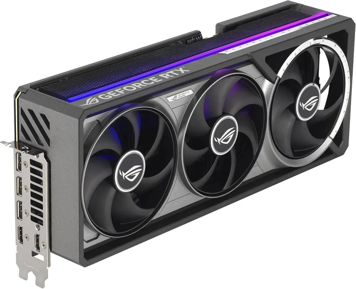 ASUS ROG ASTRAL RTX 5080 вид спереди — три вентилятора, RGB подсветка, порты DisplayPort и HDMI