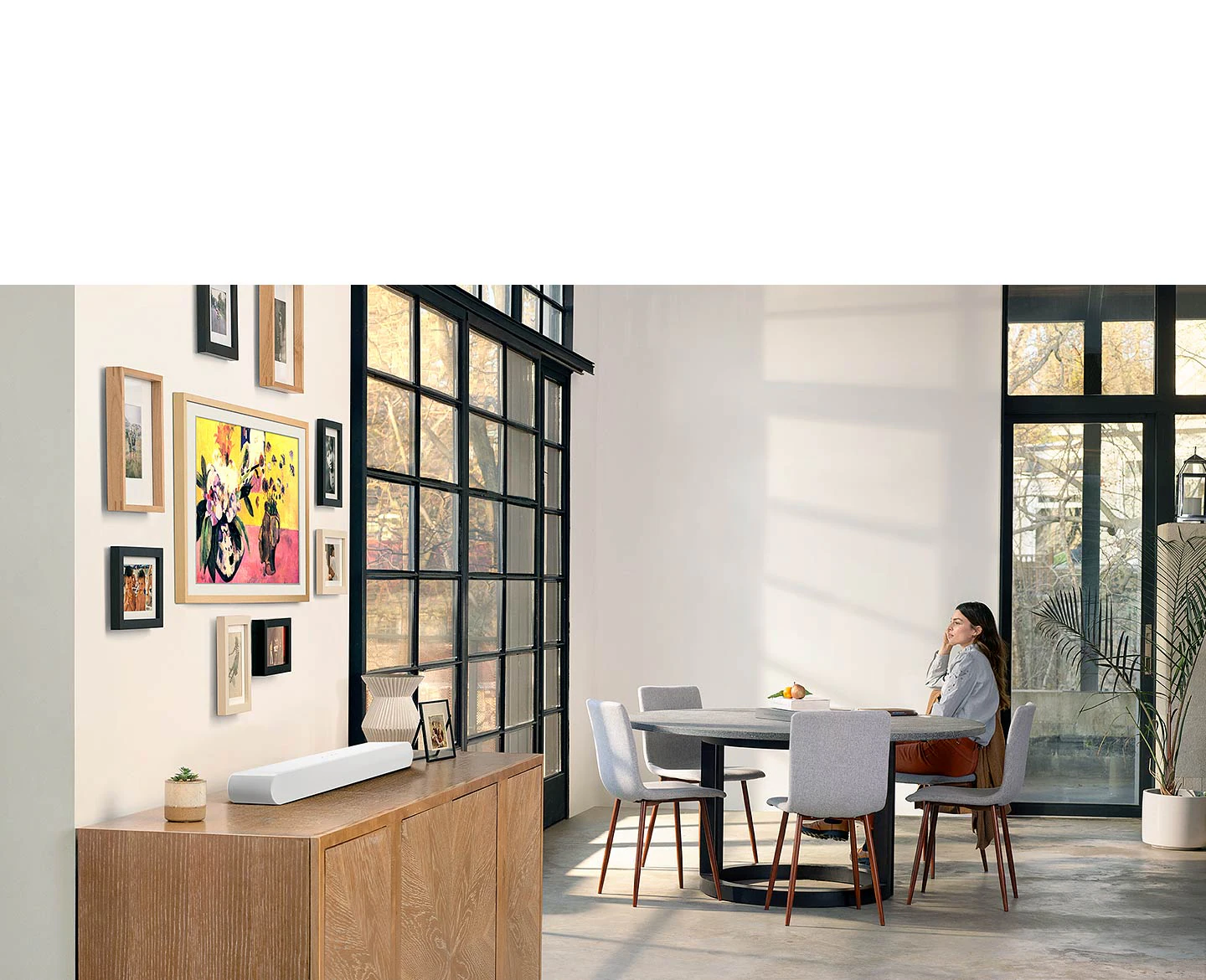 Samsung HW-S61B White установлен на тумбе в гостиной &mdash; дизайн все-в-одном вписывается в интерьер