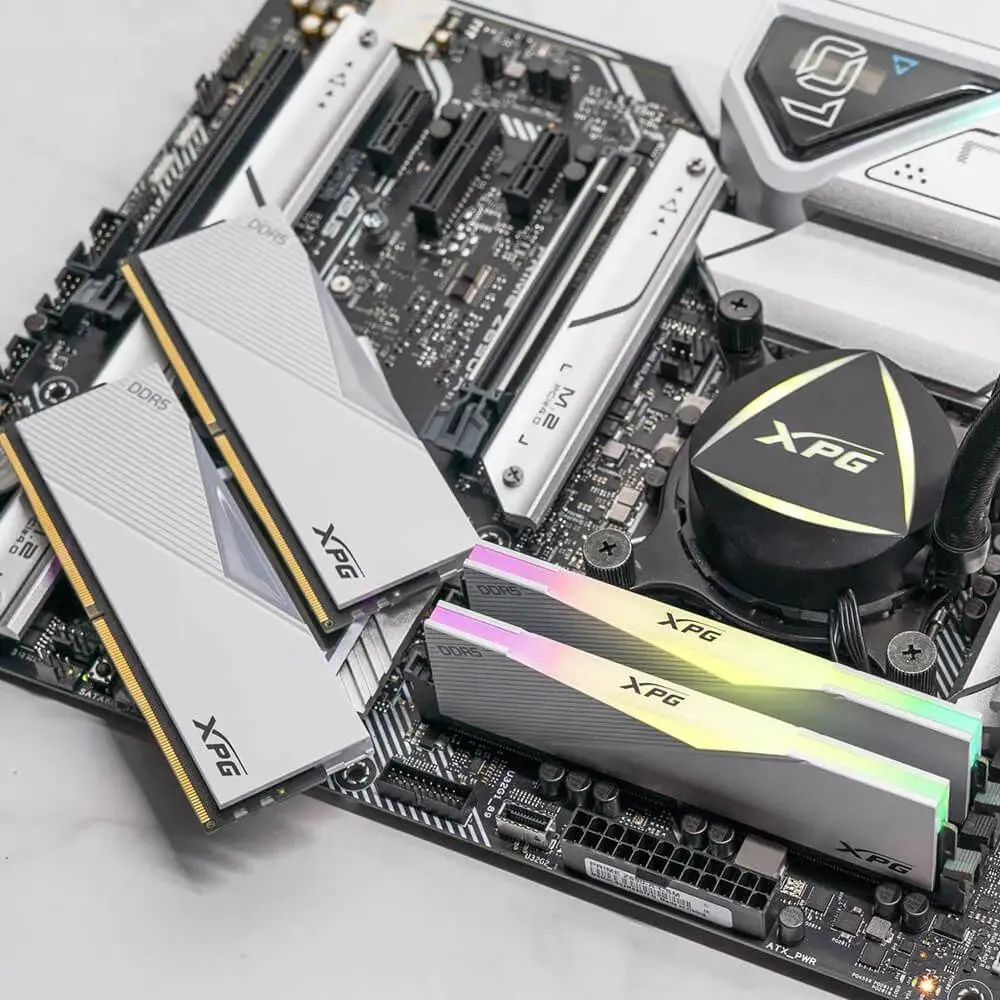 ADATA Lancer AX5U6400C3232G-DCLARWH DDR5 6400 МГц белый радиатор RGB крупный план