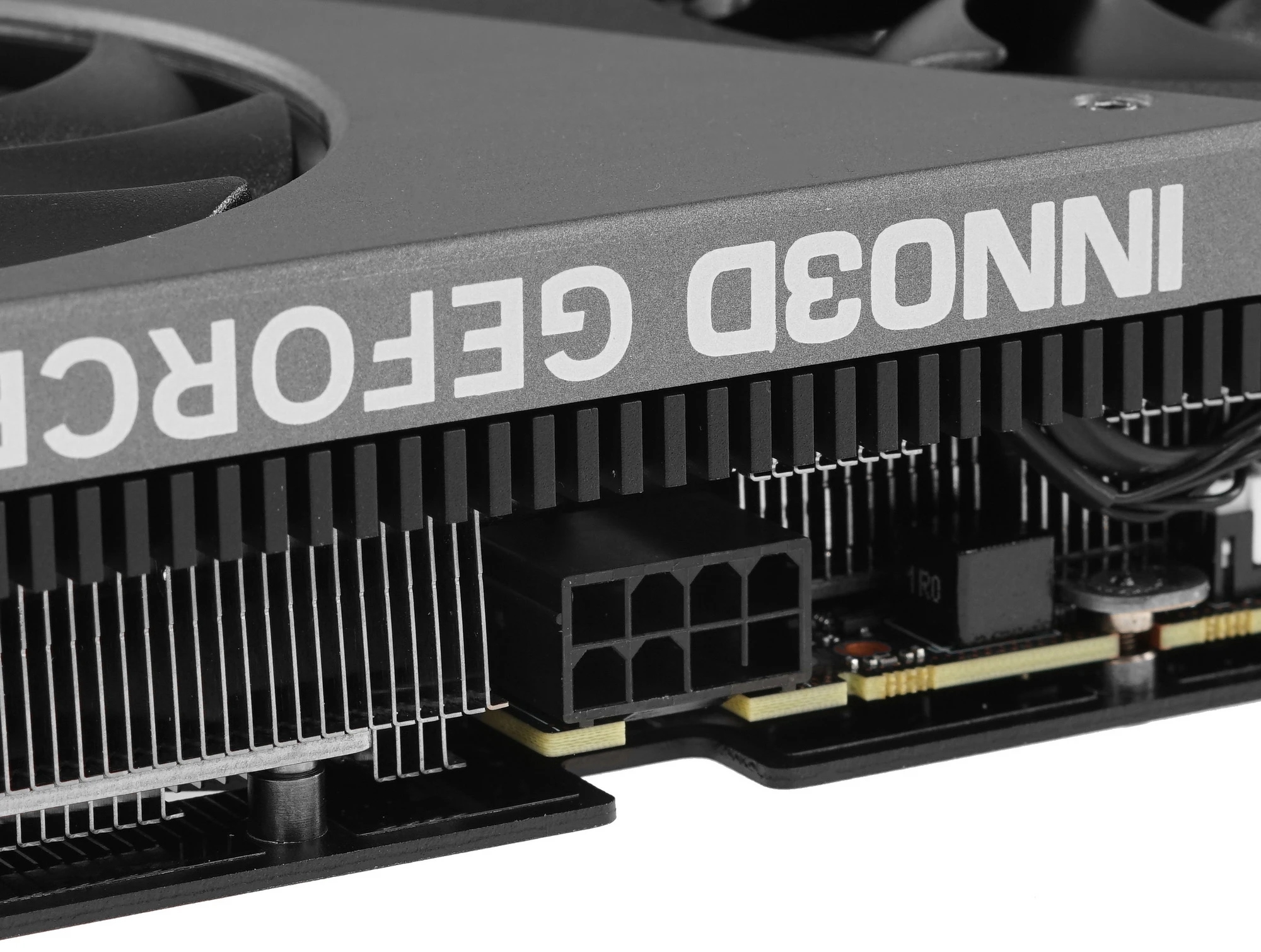 INNO3D RTX 4060 Ti система охлаждения с двумя осевыми вентиляторами и радиатором, логотип INNO3D на кулере
