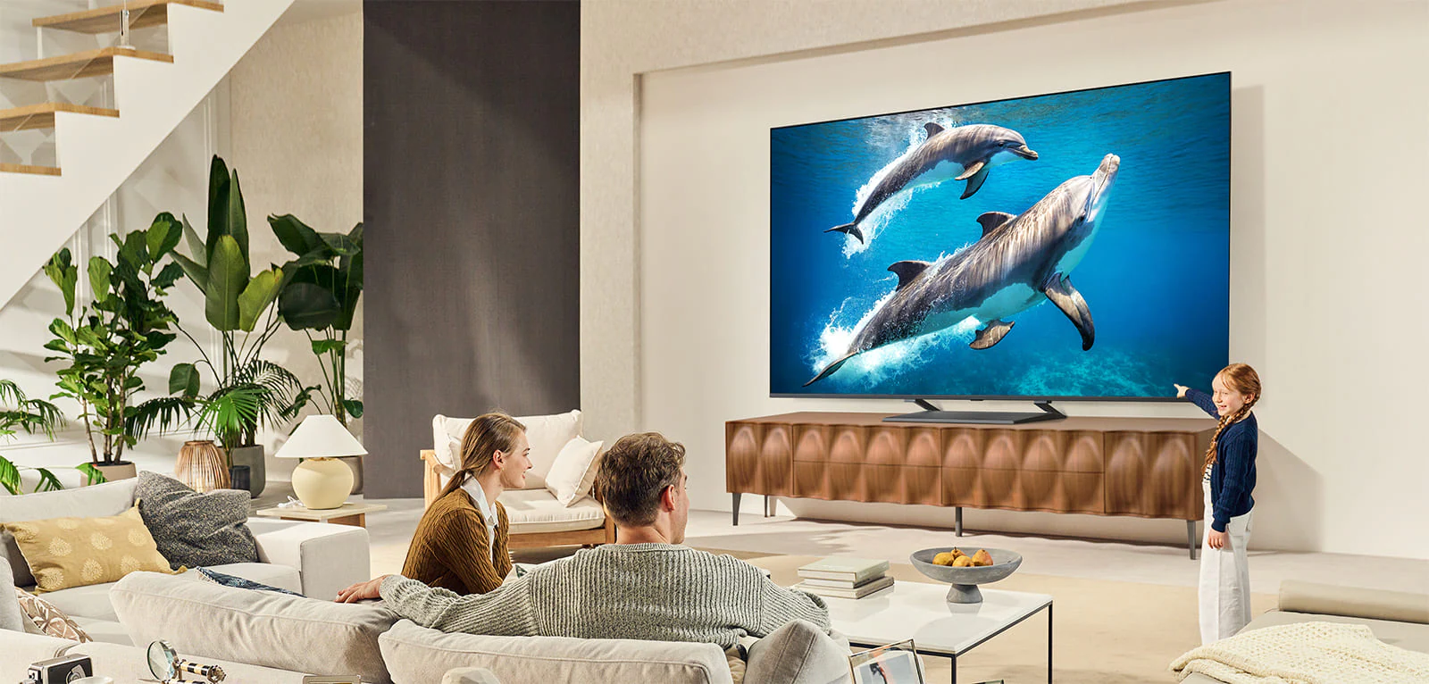 LG 75QNED93A6A &mdash; большой экран для семейного просмотра в светлой комнате