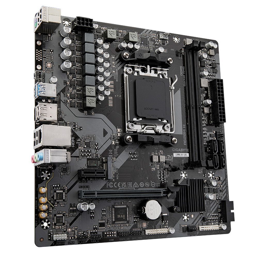 Gigabyte A620M H вид под углом — задняя панель с USB, HDMI, VGA и аудиоразъёмами, порты SATA