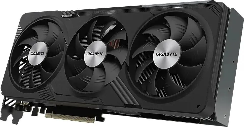 Gigabyte RX 7700 XT Gaming OC вид сбоку три осевых вентилятора алюминиевый радиатор