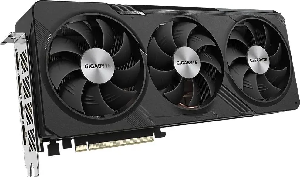 Gigabyte RX 7700 XT Gaming OC три вентилятора вид спереди с портовой панелью