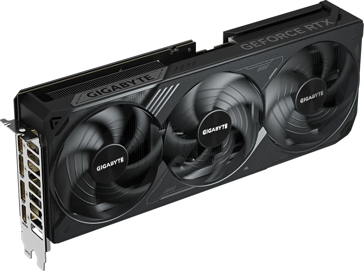 Gigabyte GeForce RTX 5070 Ti WindForce 3X перспективный вид с тремя вентиляторами и логотипами