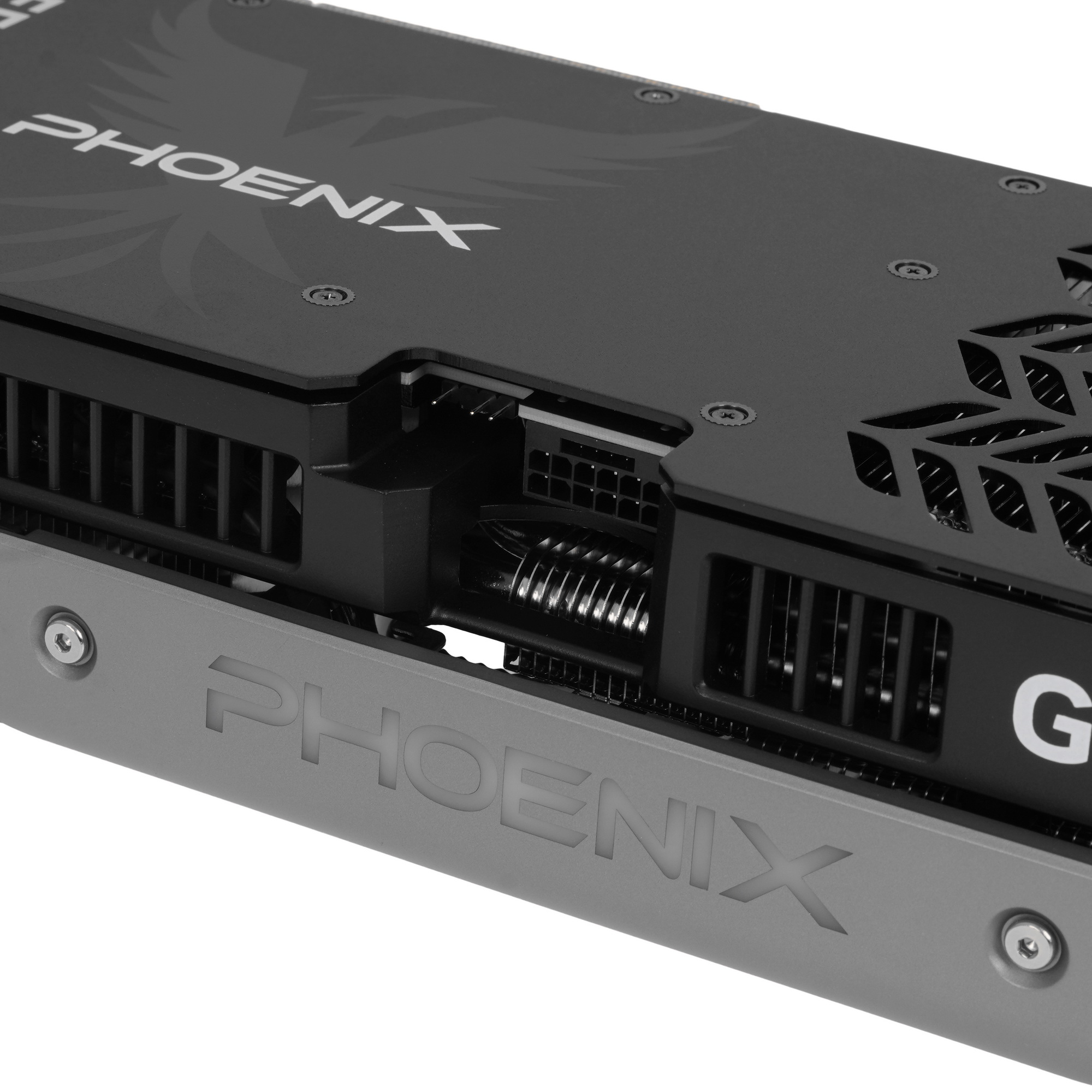 Gainward RTX 5080 PHOENIX верхняя часть карты с логотипом, системой питания и вентиляционными отверстиями