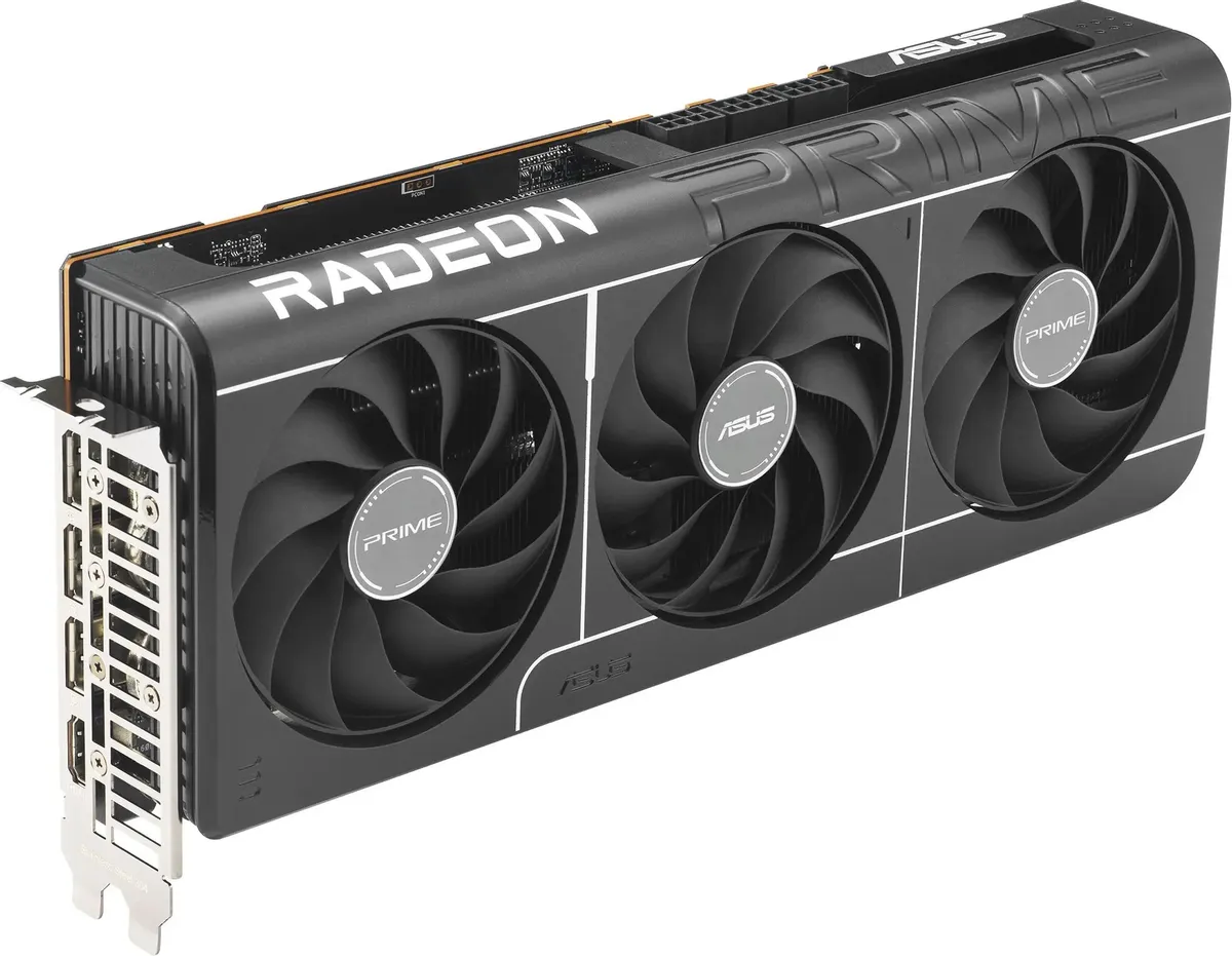 ASUS Radeon RX 9070 XT вид под углом три вентилятора и порты подключения
