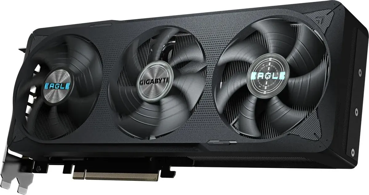 Gigabyte RTX 5070 Eagle OC вид спереди три вентилятора охлаждения черный корпус