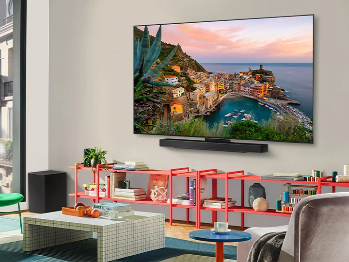 LG OLED42C5 на стене в гостиной — вид под углом, минимальный зазор между телевизором и стеной.