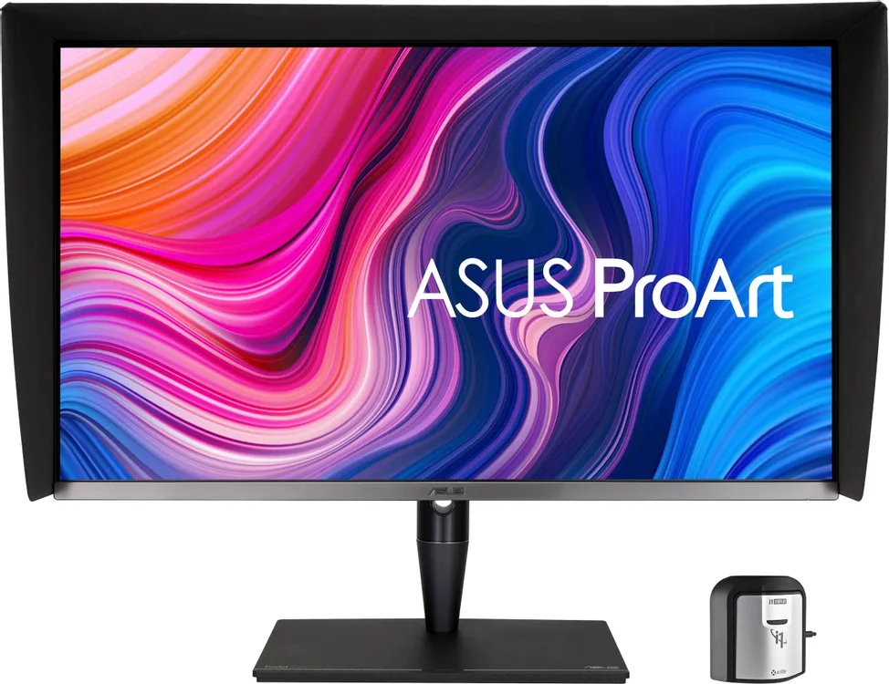 ASUS ProArt PA32UCG-K вид спереди на подставке с USB-C докстанцией в комплекте