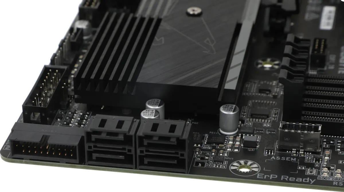 GIGABYTE B650M AORUS ELITE нижняя часть платы — SATA-разъёмы, USB-заголовки и компоненты питания